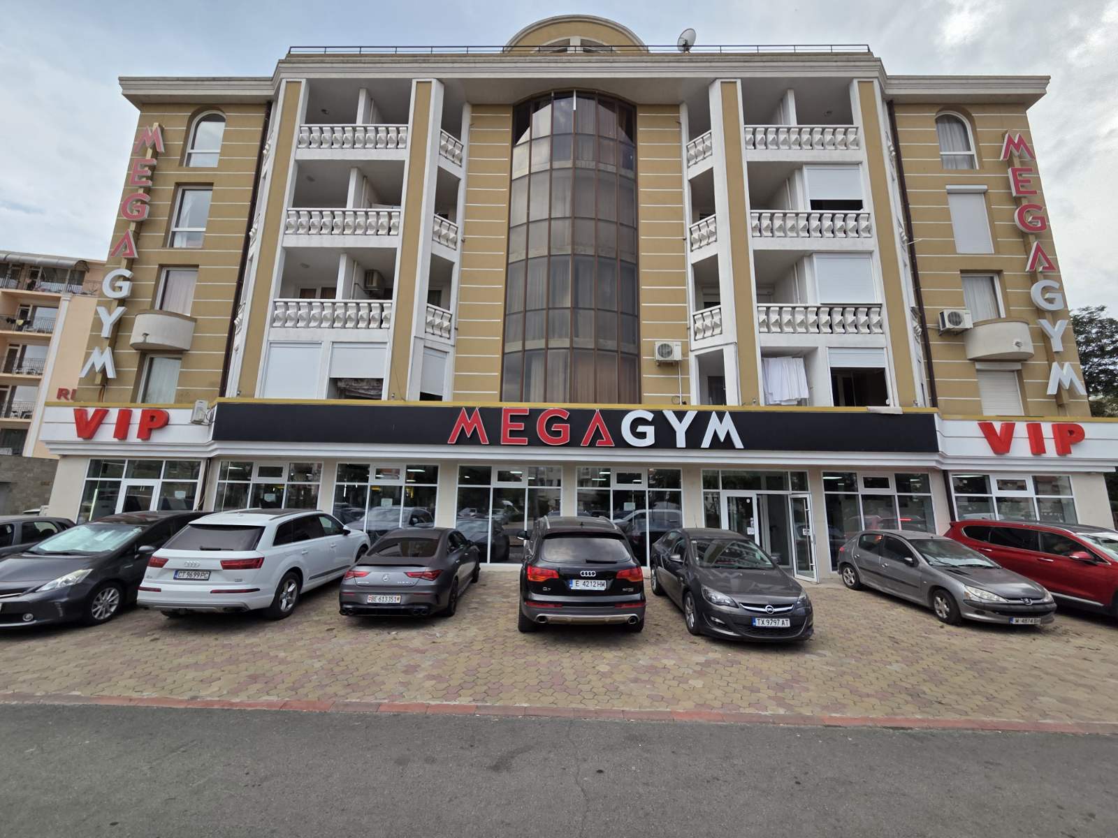 Вход в MEGA GYM Солнечный Берег